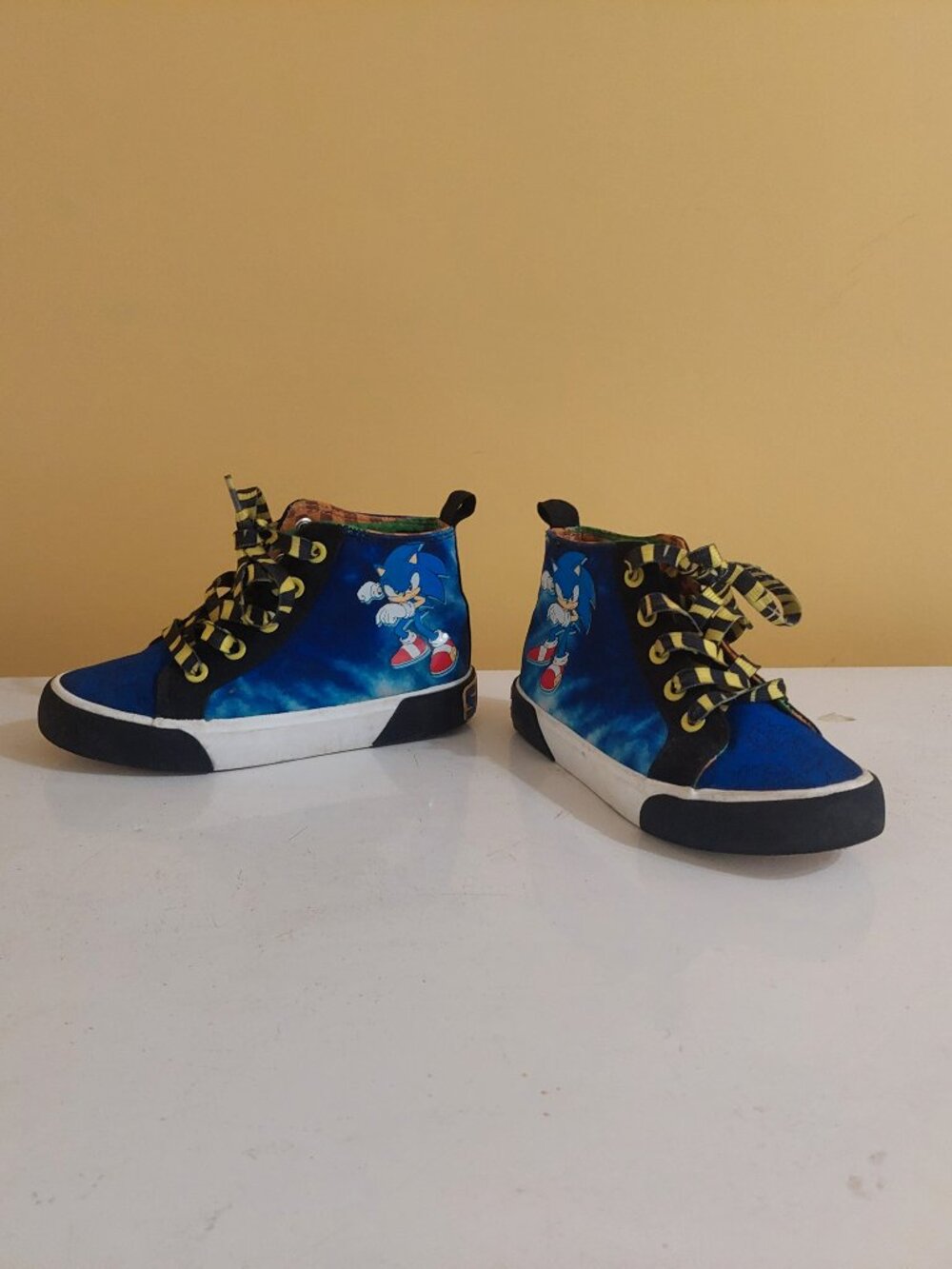 NWT SONIC THE HEDGEHOG YOUTH Boys Size 13 High-Top Sneakers Shoes Blue Sega